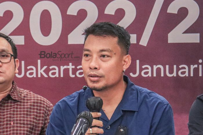 Manajer FC Bekasi City, Hamka Hamzah, sedang memberikan keterangan kepada awak media di Hotel Sultan, Senayan, Jakarta, 24 Januari 2023.
