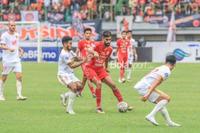 Penyerang Persija Jakarta, Abdulla Yusuf (kanan), sedang menguasai bola dan dijaga pemain PSM Makassar bernama Yance Sayuri (kiri) dalam laga pekan ke-20 Liga 1 2022 di Stadion Patriot Candrabhaga, Bekasi, Jawa Barat, 25 Januari 2023.