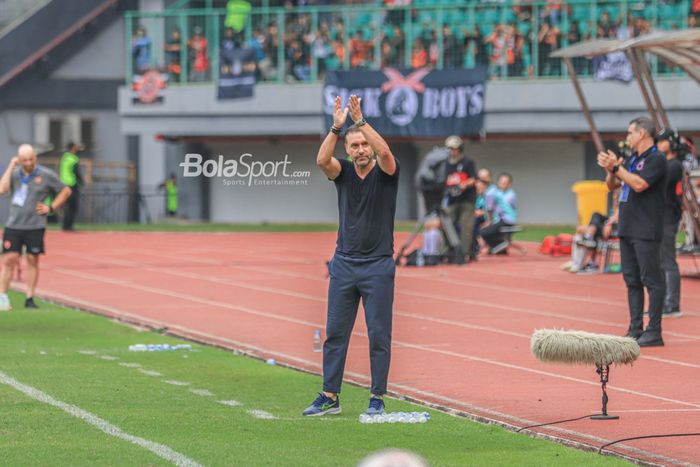 Pelatih Persija Jakarta, Thomas Doll, sedang memberikan apresiasi kepada para pemainnya dalam laga pekan ke-20 Liga 1 2022 di Stadion Patriot Candrabhaga, Bekasi, Jawa Barat, 25 Januari 2023.