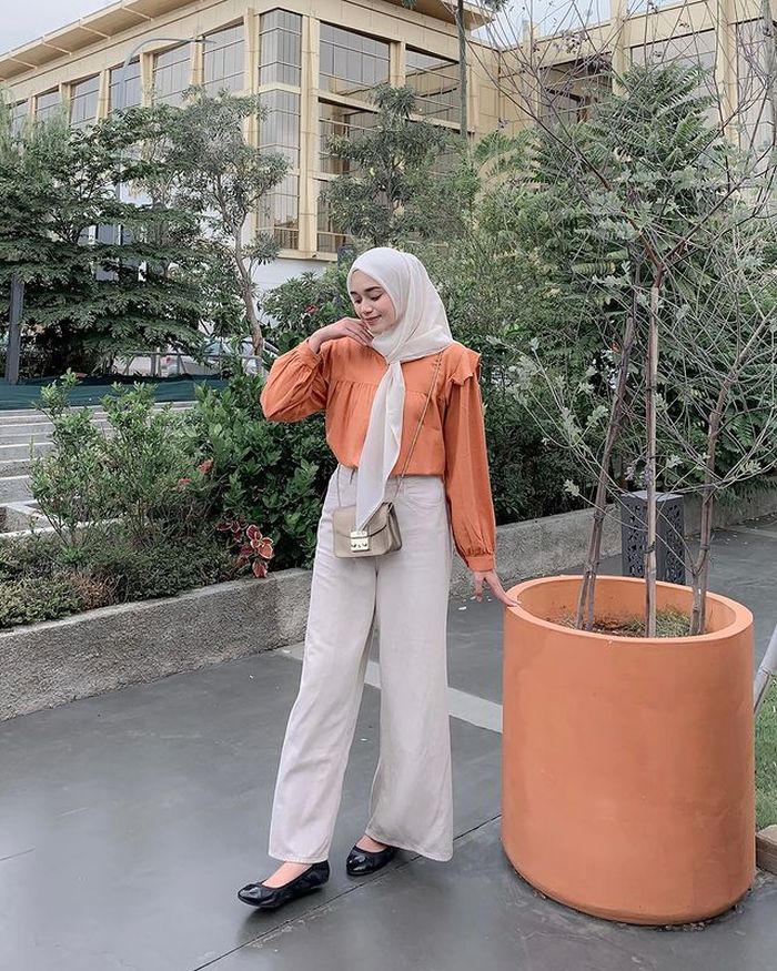 Fresh! Intip 5 OOTD Hijab Warna Oranye yang Enggak Lebay dan Ngejreng