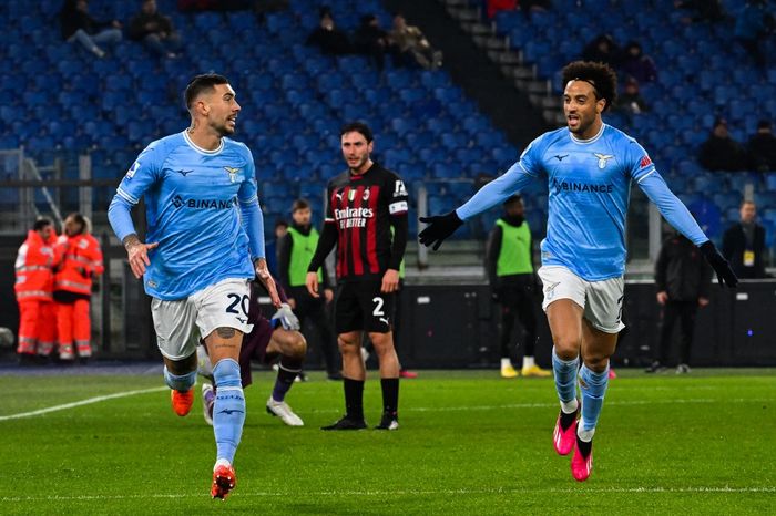 Gelandang Lazio, Mattia Zaccagni, merayakan gol ke gawang AC Milan dalam laga Liga Italia di Stadion Olimpico, Selasa (24/1/2023).
