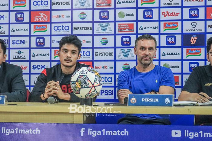 Pelatih Persija Jakarta, Thomas Doll (kanan) dan pemainnya bernama Aji Kusuma (kiri) sedang menghadiri sesi jumpa pers setelah laga pekan ke-20 Liga 1 2022 di Stadion Patriot Candrabhaga, Bekasi, Jawa Barat, 25 Januari 2023.