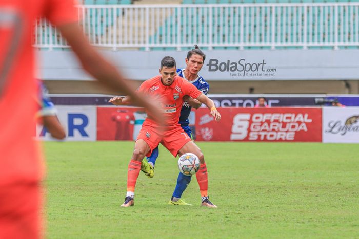 Striker Borneo FC, Matheus Antonio De Sousa Santos alias Matheus Pato (kiri), sedang berebut bola dengan bek Persib Bandung bernama Achmad Jufriyanto (kanan) dalam laga pekan ke-20 Liga 1 2022 di Stadion Pakansari, Bogor, Jawa Barat, 26 Januari 2023.