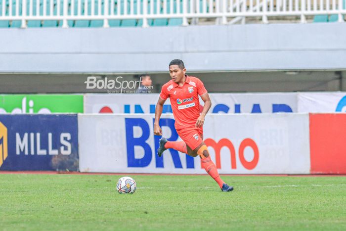 Pemain Borneo FC, Muhammad Fajar Fathurrahman, sedang mengusai bola dalam laga pekan ke-20 Liga 1 2022 di Stadion Pakansari, Bogor, Jawa Barat, 26 Januari 2023.