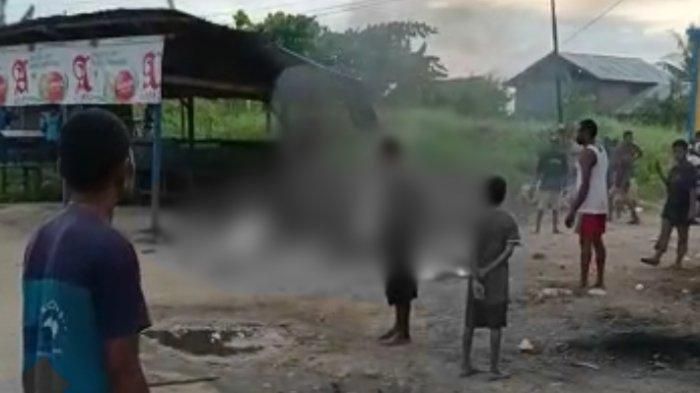 Sejumlah warga di Kota Sorong, Papua Barat Daya, membakar seorang wanita hidup-hidup di Kilometer 8 Kota Sorong, Papua Barat Daya, Selasa (24/1/2023).