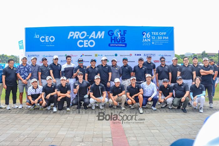 Sejumlah pemain golf profesional sedang berfoto bersama jelang bertanding dalam turnamen bertajuk CEO Golf Hub di Damai Indah Golf, Pantai Indah Kapuk (PIK), Jakarta Utara, 26 Januari 2023.