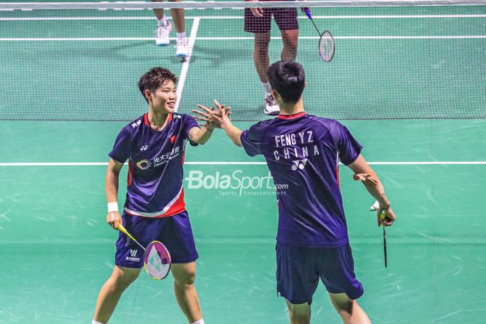 Pasangan ganda campuran China, Huang Dong Ping dan Feng Yan Zhe, melakukan tos saat bertanding pada perempat final Indonesia Masters 2023 di Istora Senayan, Jakarta, 27 Januari 2023.