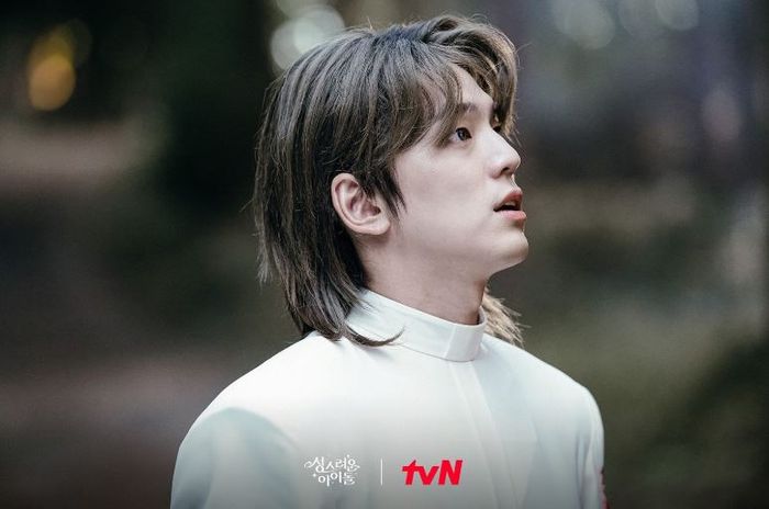 Kim Min Kyu sebagai pendeta di The Heavenly Idol.