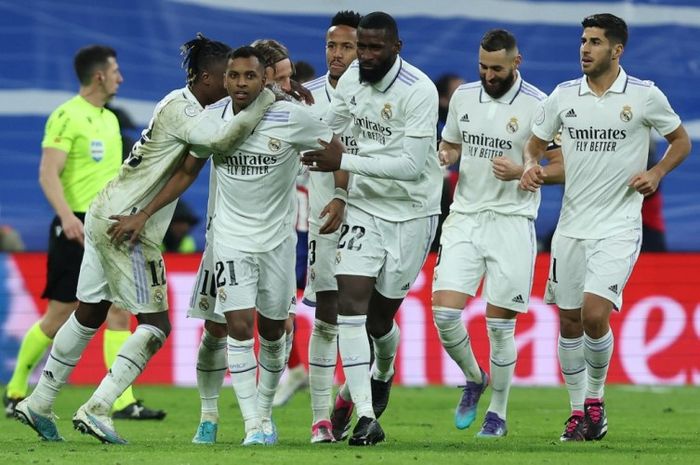 Para pemain Real Madrid merayakan gol yang dicetak Rodrygo ke gawang Atletico Madrid dalam perempat final Copa del Rey 2022-2023.
