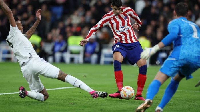 Alvaro Morata mencetak gol untuk Atletico Madrid ke gawang Real Madrid pada perempat final Copa del Rey 2022-2023.