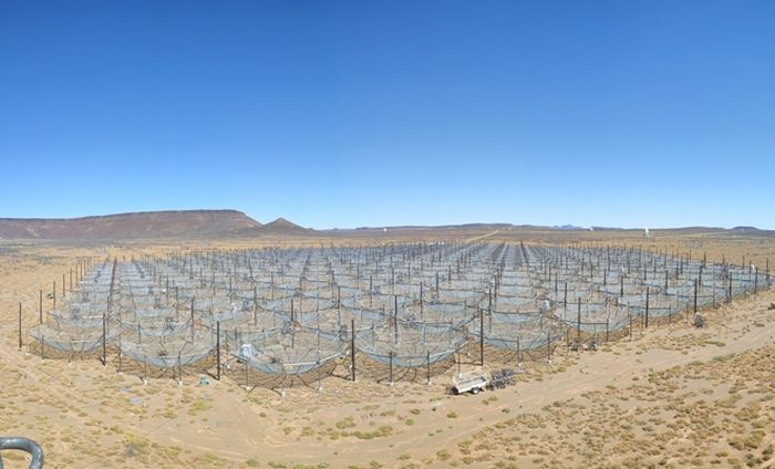 El radiotelescopio HERA consta de 350 platos dirigidos hacia arriba para detectar emisiones dentro de los 21 centímetros del universo primitivo.  Se encuentra en la región tranquila de radio del árido Karoo en Sudáfrica. 