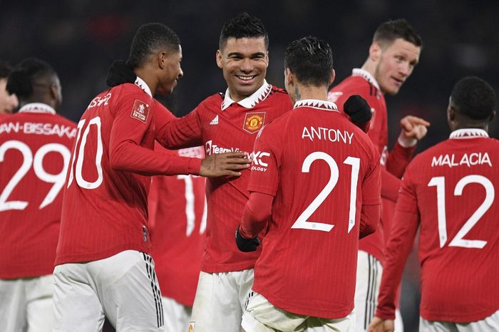 Erik ten Hag tidak kaget dengan penampilan bagus Casemiro (tengah) usai mengukir 2 gol dalam kemenangan Manchester United atas Reading di Piala FA (28/1/2023). 