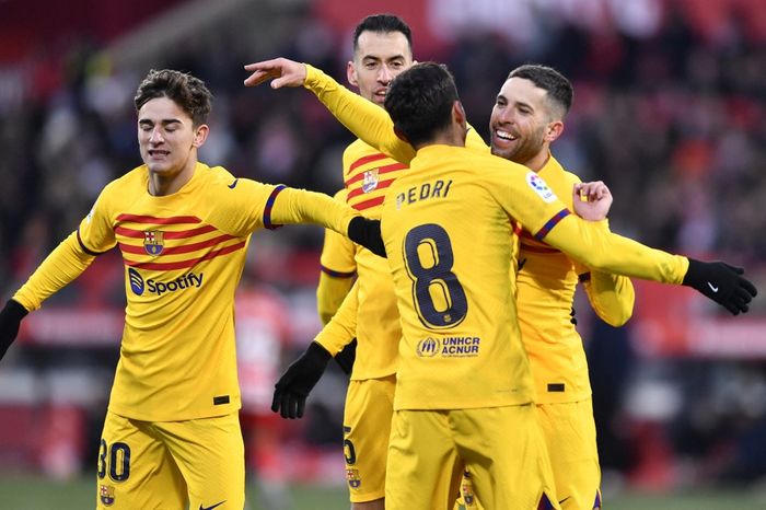 Gelandang Barcelona, Pedri, merayakan gol dengan memeluk Jordi Alba dalam laga Liga Spanyol kontra Girona di Stadion Municipal de Montilivi, Sabtu (28/1/2023).