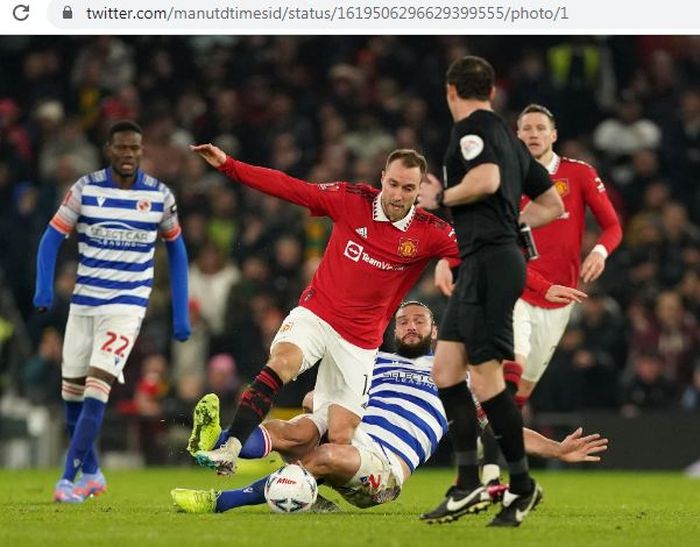 Gelandang Manchester United, Christian Eriksen, mengalami cedera usai dilanggar  penyerang Reading, Andy Caroll.