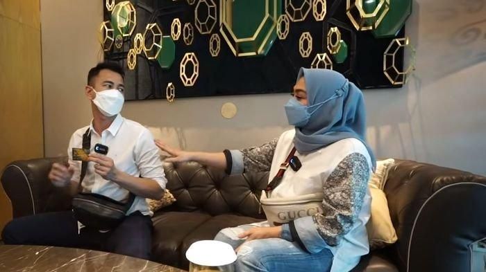 Raffi Ahmad dan Rieta Amilia saat membuat rekening tabungan untuk Rayyanza