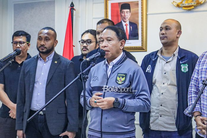 Menteri Pemuda dan Olahraga Republik Indonesia, Zainudin Amali, sedang memberikan keterangan kepada awak media setelah bertemu dengan perwakilan klub Liga 2 2022 dan APPI di Kantor Kemenpora, Senayan, Jakarta, 30 Januari 2023.