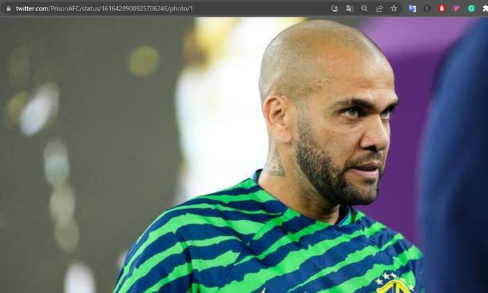 Mantan bek Barcelona, Dani Alves, dijatuhi hukuman penjara selama 4 tahun  6 bulan setelah dinyatakan bersalah atas dugaan kasus pelecehan seksual.