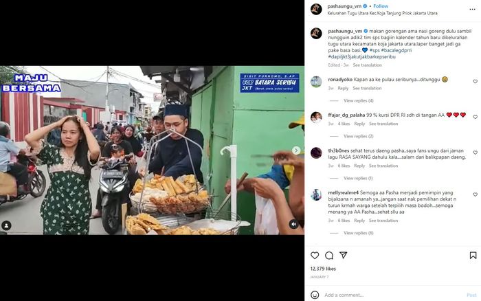 Pasha Ungu makan di pinggir jalan