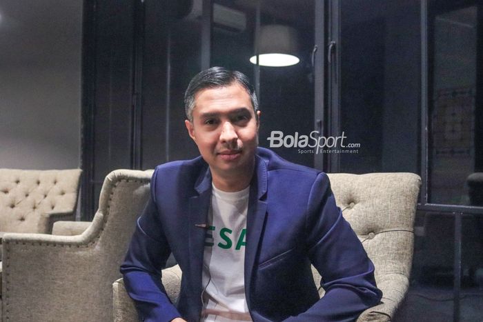 Utusan PSSI terkait pemain naturalisasi, Hamdan Hamedan, sedang melakukan wawancara kepada awak media di kawasan Kemang, Jakarta Selatan, 30 Januari 2023.