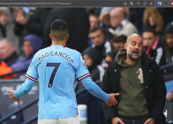 Joao Cancelo dan Pep Guardiola dalam sebuah pertandingan untuk Manchester City.