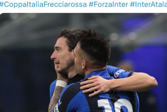 Dua pemain Inter Milan, Matteo Darmian dan Lautaro Martinez, merayakan gol ke gawang Atalanta dalam laga perempat final Coppa Italia di Stadion Giuseppe Meazza, Selasa (31/1/2023).