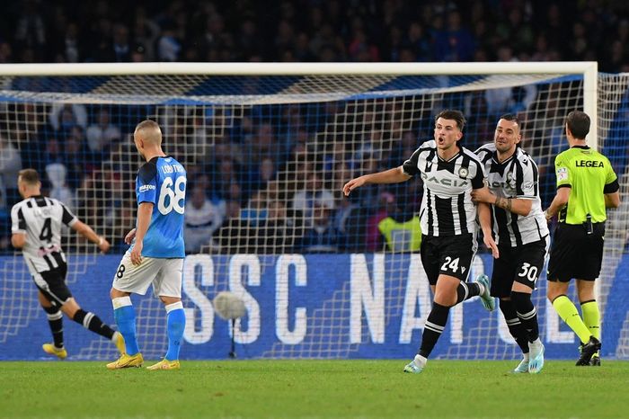 Gelandang Udinese, Lazar Samardzic (ketiga dari kanan), merayakan gol ke gawang Napoli dalam laga Liga Italia di Stadion Diego Armando Maradona, 12 November 2022.