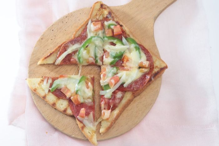 Hidangan french toast ala pizza untuk menu sahur Ramadhan