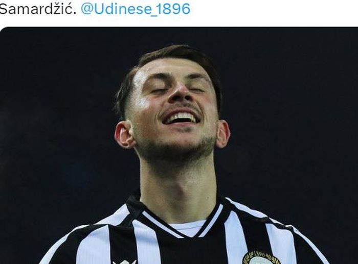 Gelandang Udinese, Lazar Samardzic, melakukan selebrasi.