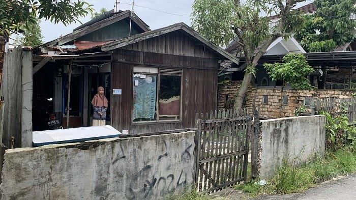 Tempat tinggal artis Natasha Wilona saat masjh kecil di Jalan Rantauan Timur II, Kelurahan Pekauman, Kecamatan Banjarmasin Selatan, Kota Banjarmasin
