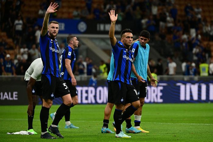 Inter Milan bakal kehilangan Milan Skriniar (kiri) setelah sang bek setuju pindah ke PSG pada musim panas 2023.