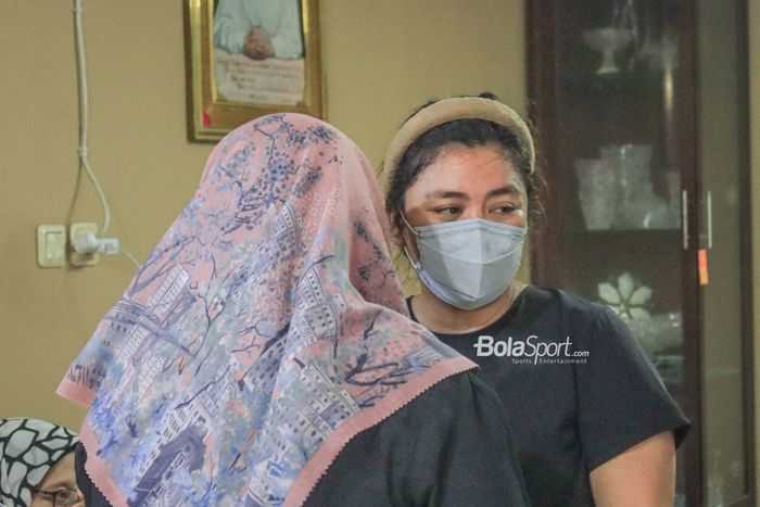 Salah satu anak dari almarhum Benny Dollo, Jane Dollo (kanan), mendapatkan pelukan hangat dari sejumlah penyelayat sebagai bentuk duka cita mendalam di kawasan Pamulang, Tangerang Selatan, Banten, Kamis (2/2/2023).