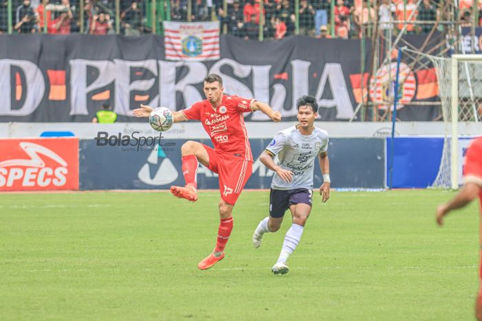 Bek asing Persija Jakarta, Ondrej Kudela (kiri), sedang menghalau bola yang mengarah ke striker RANS Nusantara FC bernama Septian Bagaskara (kanan) dalam laga pekan ke-22 Liga 1 2022 di Stadion Patriot Candrabhaga, Bekasi, Jawa Barat, Jumat (3/2/2023).