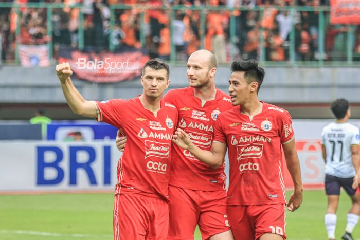 Michael Krmencik (tengah) dan Hanif Sjahbandi (kanan) sedang ikut merayakan selebrasi dari gol Ondrej Kudela (kiri) untuk Persija Jakarta dalam laga pekan ke-22 Liga 1 2022 di Stadion Patriot Candrabhaga, Bekasi, Jawa Barat, Jumat (3/2/2023).