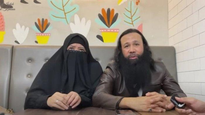 Peggy Melati Sukma menikah dengan Reza Abdul Jabbar yang merupakan imam besar di New Zealand.