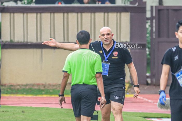 Pelatih PSM Makassar, Bernardo Tavares, sempat memberikan protes kepada wasit dalam laga pekan ke-22 Liga 1 2022 di Stadion PTIK, Jakarta, 4 Februari 2023.