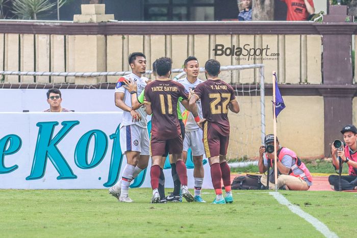 Pemain Arema FC, Dendi Santoso, sempat terlibat perselisihan dengan pemain PSM Makassar bernama Yakob Sayuri dalam laga pekan ke-22 Liga 1 2022 di Stadion PTIK, Jakarta, 4 Februari 2023.