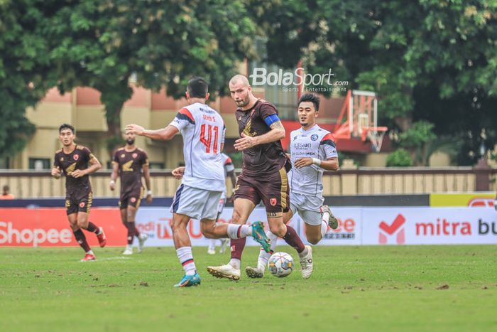 Gelandang asing PSM Makassar, Wiljan Pluim (tengah), sedang menguasai bola dan dibayangi pemain Arema FC bernama Rizky Dwi Febrianto (kanan) dalam laga pekan ke-22 Liga 1 2022 di Stadion PTIK, Jakarta, 4 Februari 2023.