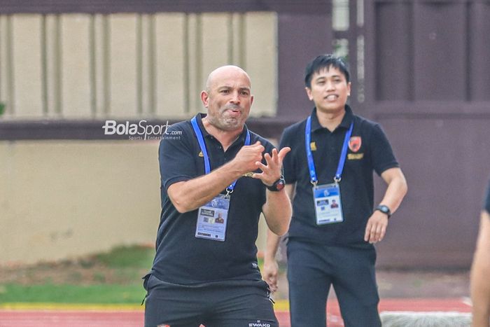 Pelatih PSM Makassar, Bernardo Tavares, sempat memberikan protes kepada wasit dalam laga pekan ke-22 Liga 1 2022 di Stadion PTIK, Jakarta, 4 Februari 2023.