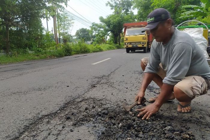 Gufron si tukang becak di Lamongan yang viral karena rela tambal jalan demi keselamatan putrinya