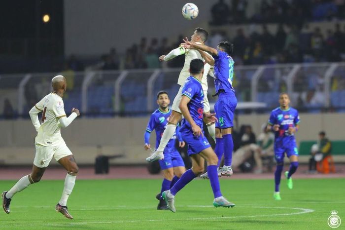 Aksi Cristiano Ronaldo berebut bola dengan bek Al Fateh, Ammar Al-Daheem, dalam laga Liga Arab Saudi 2022-2023, Jumat (3/2/2023).