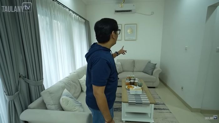 Penampilan ruang tamu di rumah Kiky Saputri