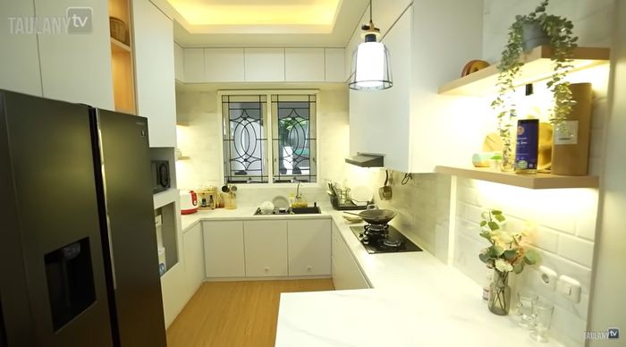 Dapur di rumah Kiky Saputri