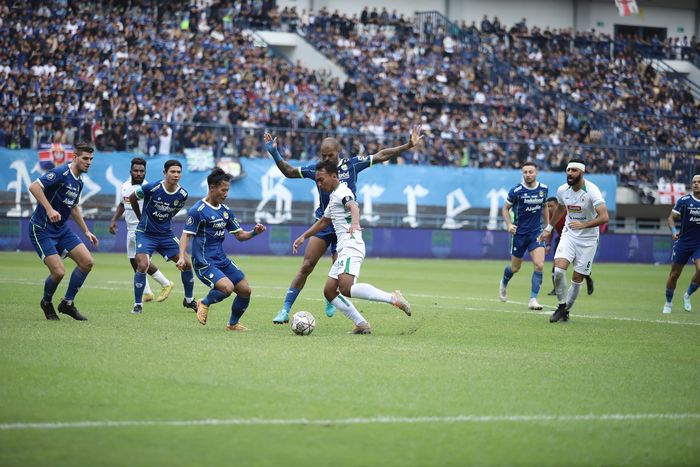 Suasana pertandingan Persib Bandung vs PSS Sleman di Stadion Gelora Bandung Lautan Api, Minggu (5/2/2023).