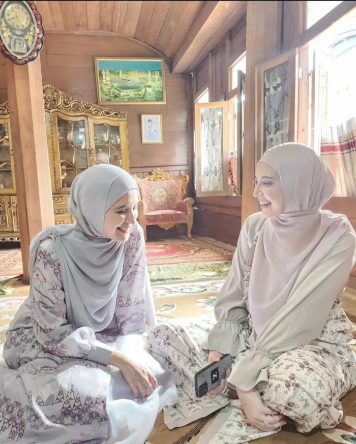 Zaskia Sungkar dan Shireen Sungkar duduk lesehan