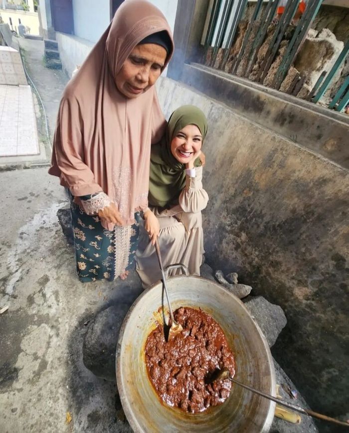 Shireen Sungkar saat ke dapur