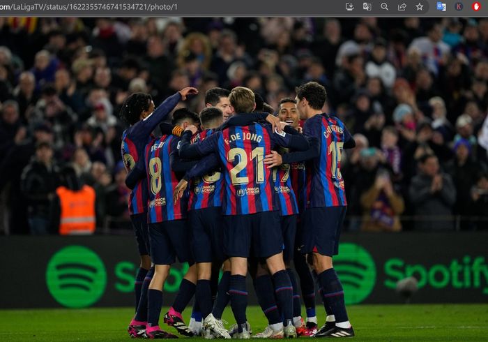 Para pemain Barcelona merayakan gol ke gawang Sevilla dalam jornada 20 Liga Spanyol 2022-2023 di Stadion Spotify Camp Nou, Minggu (5/2/2023).