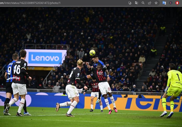 Penyerang Inter Milan, Lautaro Martinez, berebut bola dengan bek tengah AC Milan, Pierre Kalulu, dalam giornata 21 Liga Italia 2022-2023 di Stadion Giuseppe Meazza, Minggu (5/2/2023).