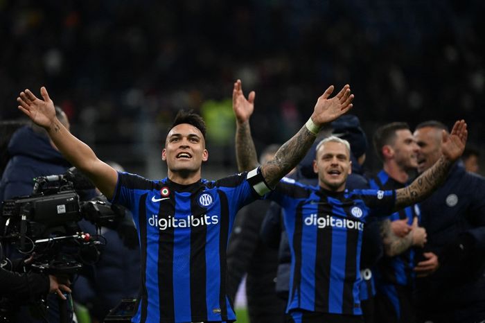 Striker Inter Milan, Lautaro Martinez, merayakan kemenangan atas AC Milan dalam laga Liga Italia di Stadion Giuseppe Meazza, Minggu (5/2/2023).