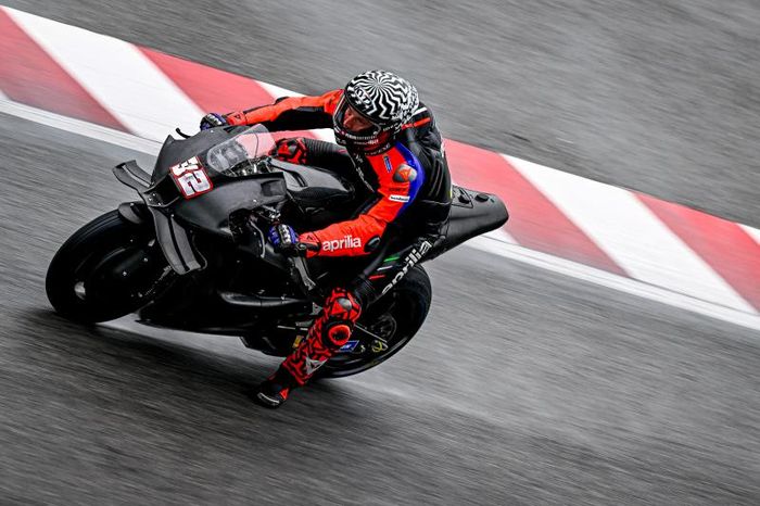 Pembalap penguji Aprilia, Lorenzo Savadori, menjajal motor dengan aerodinamika baru pada fairing atas saat tes shakedown MotoGP 2023 di Sirkuit Sepang, Malaysia, 6 Februari 2023.