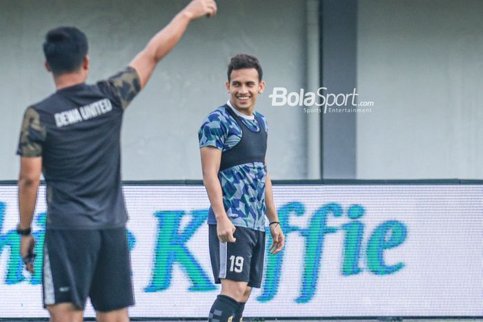 Pemain Dewa United, Egy Maulana Vikri, sempat memberikan senyuman saat berlatih di Stadion Indomilk Arena, Tangerang, Banten, Selasa (7/2/2023).